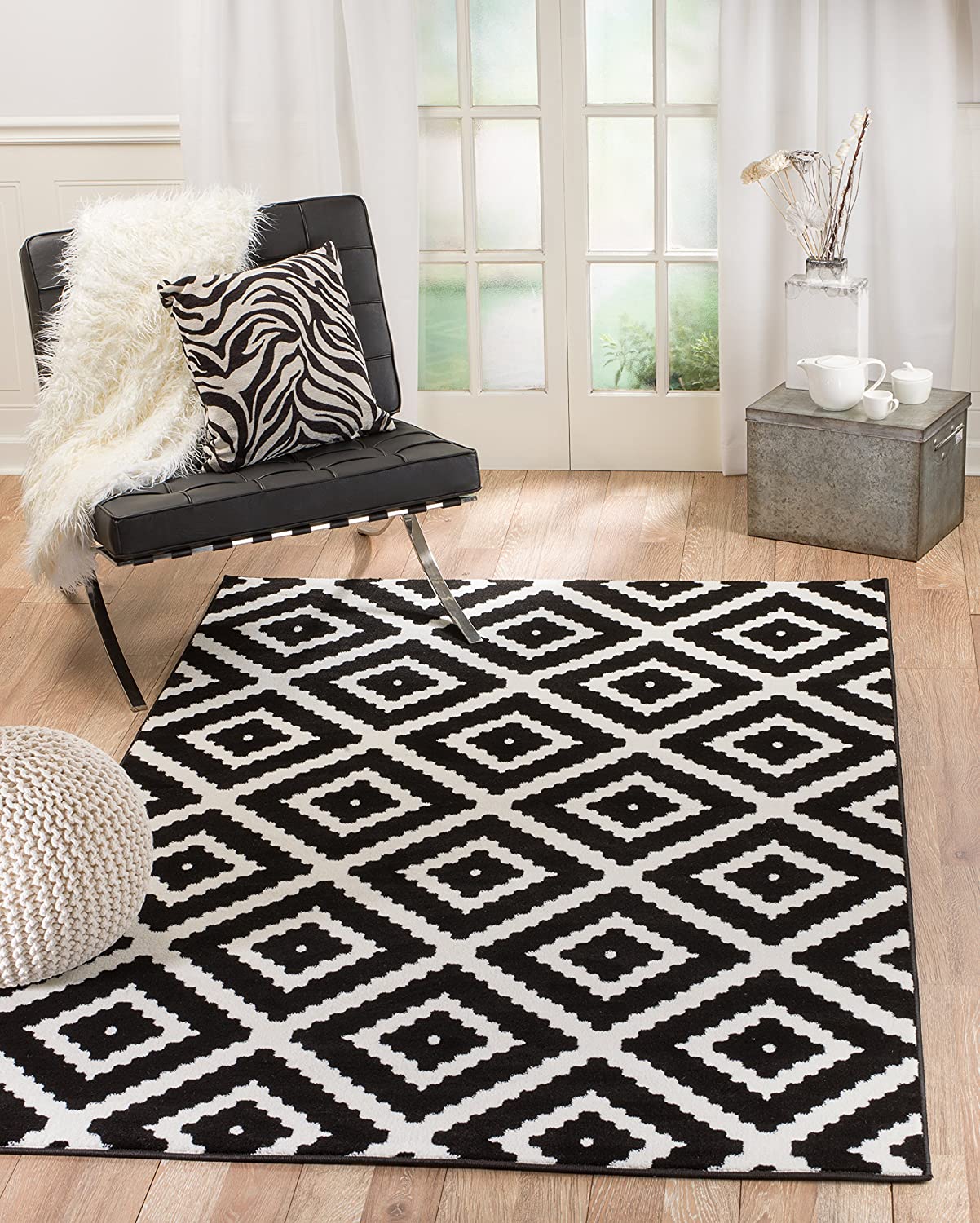 Featured image of post Diamond Black And White Rug