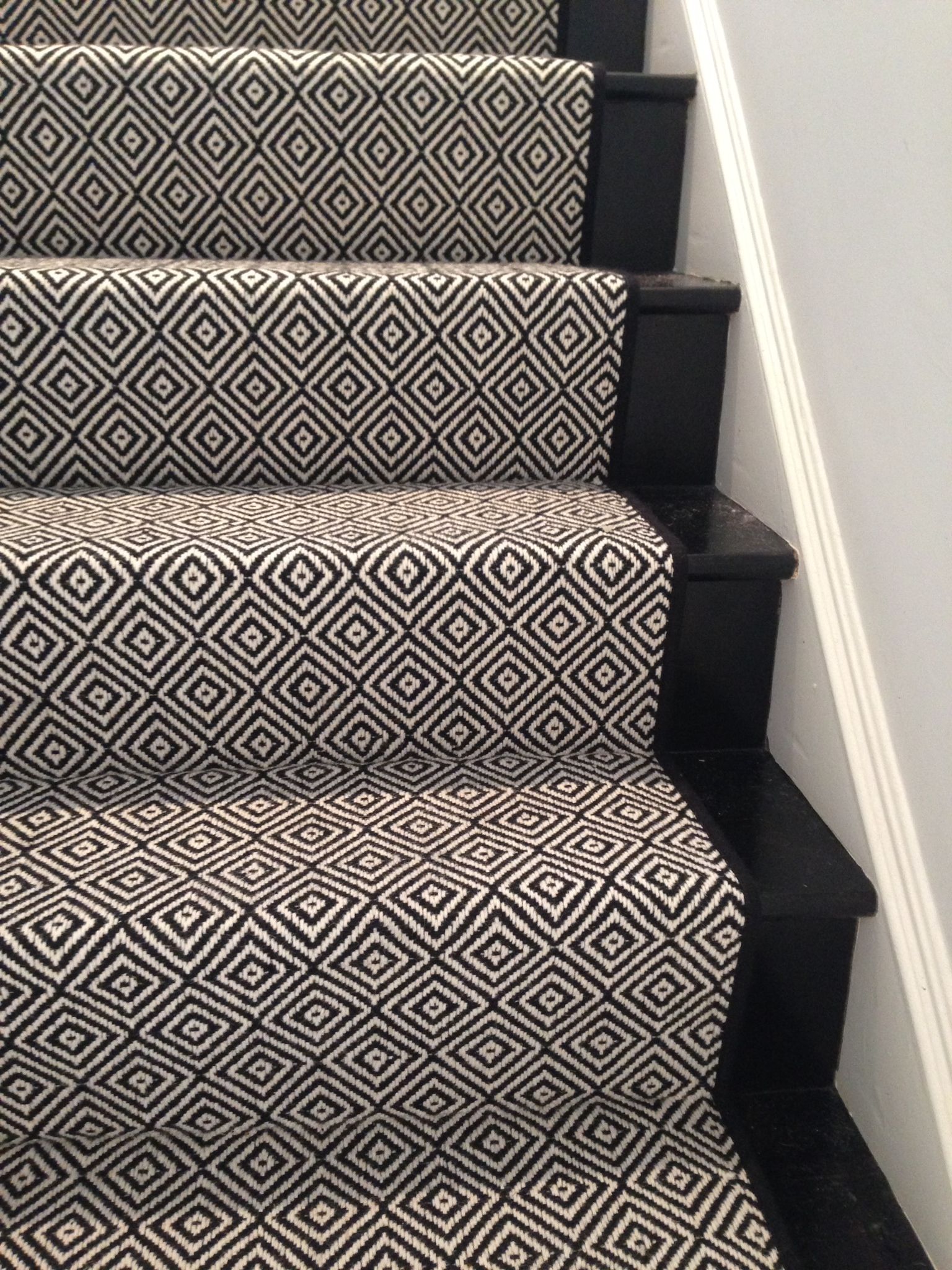 pic Diamond Black And White Stair Runner