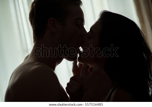 images Parejas Besandose En La Oscuridad