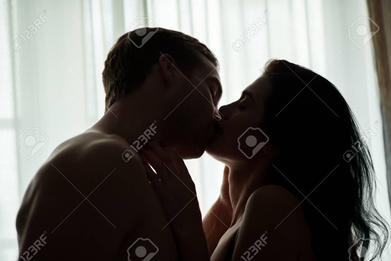 picture Parejas Besandose En La Oscuridad